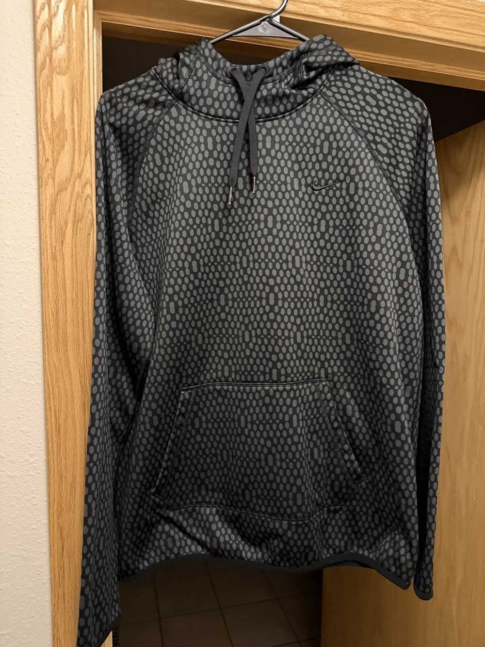 Nike Black Therma-Fit Pullover Hoodie with Subtle Pattern